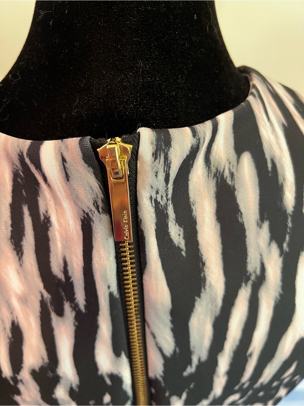 Calvin Klein Black and White Animal-Print Midi Sheath Dress Size 6 - Picture 4 of 6